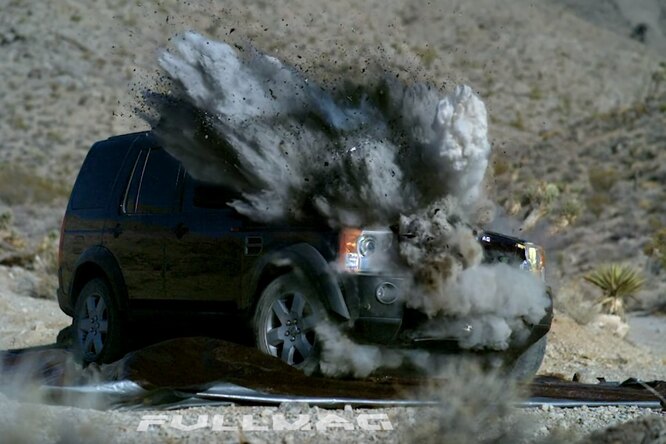 Посмотрите, что стало с внедорожником, в который выстрелил танк