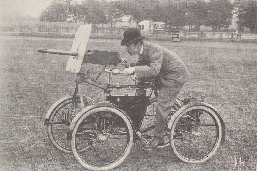 Пулемёт, мотор и 4 колеса: как работал безумный и смелый концепт первого боевого автомобиля