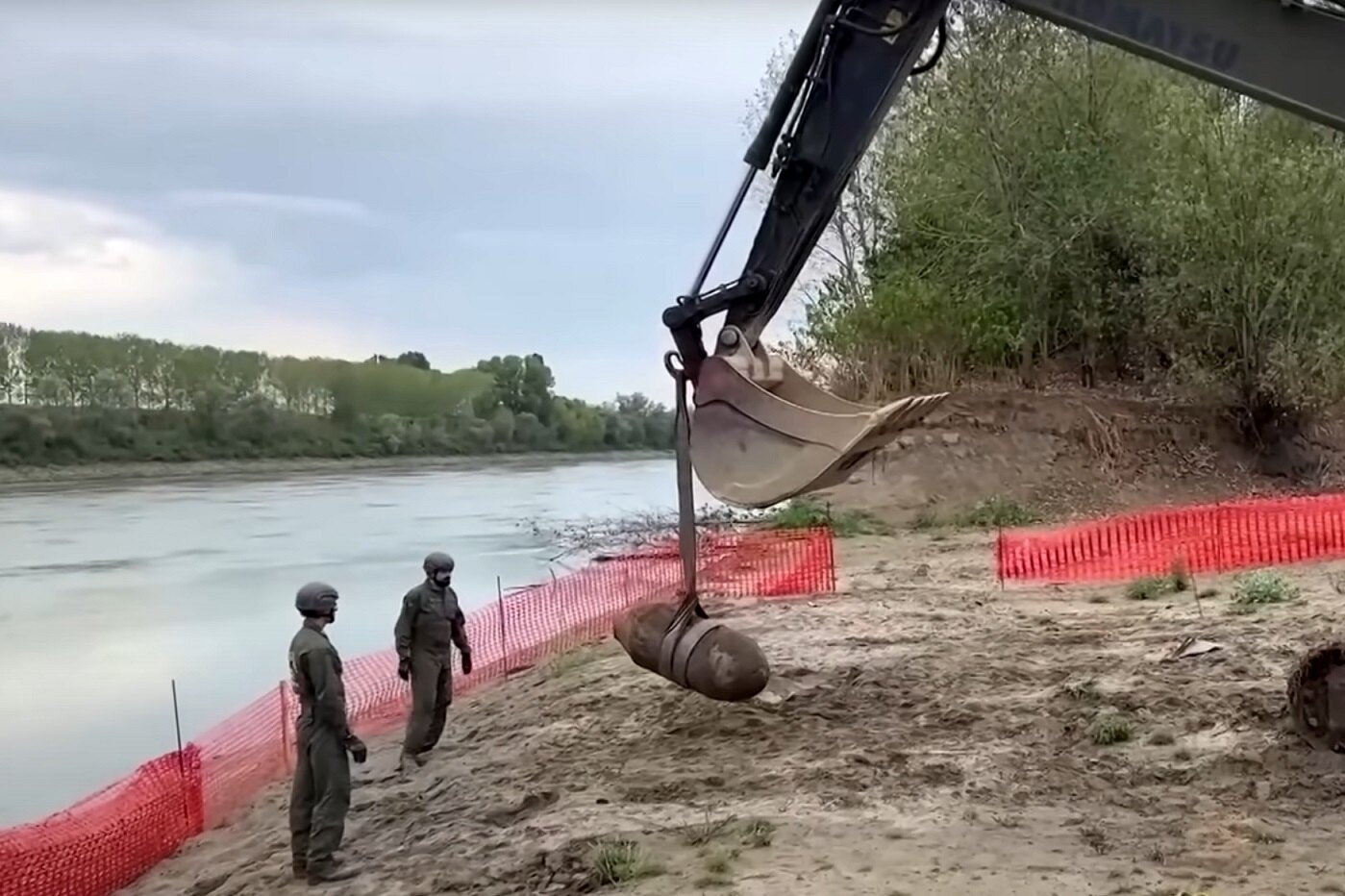 На берегу обмелевшей реки обнаружили неразорвавшуюся бомбу времен Второй мировой