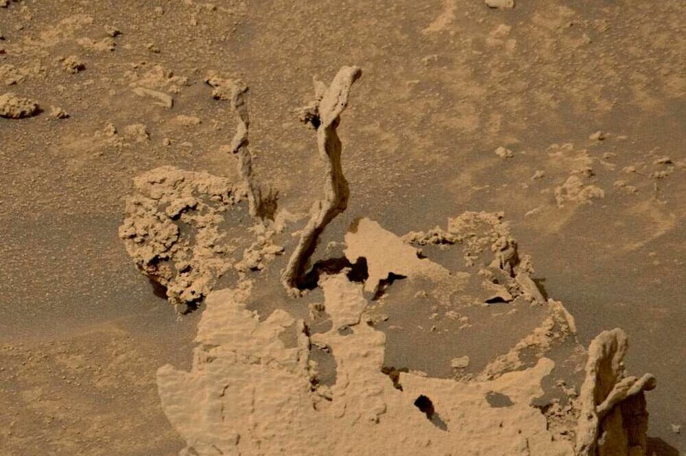 Марсоход Curiosity обнаружил на Марсе несколько странных извилистых каменных образований