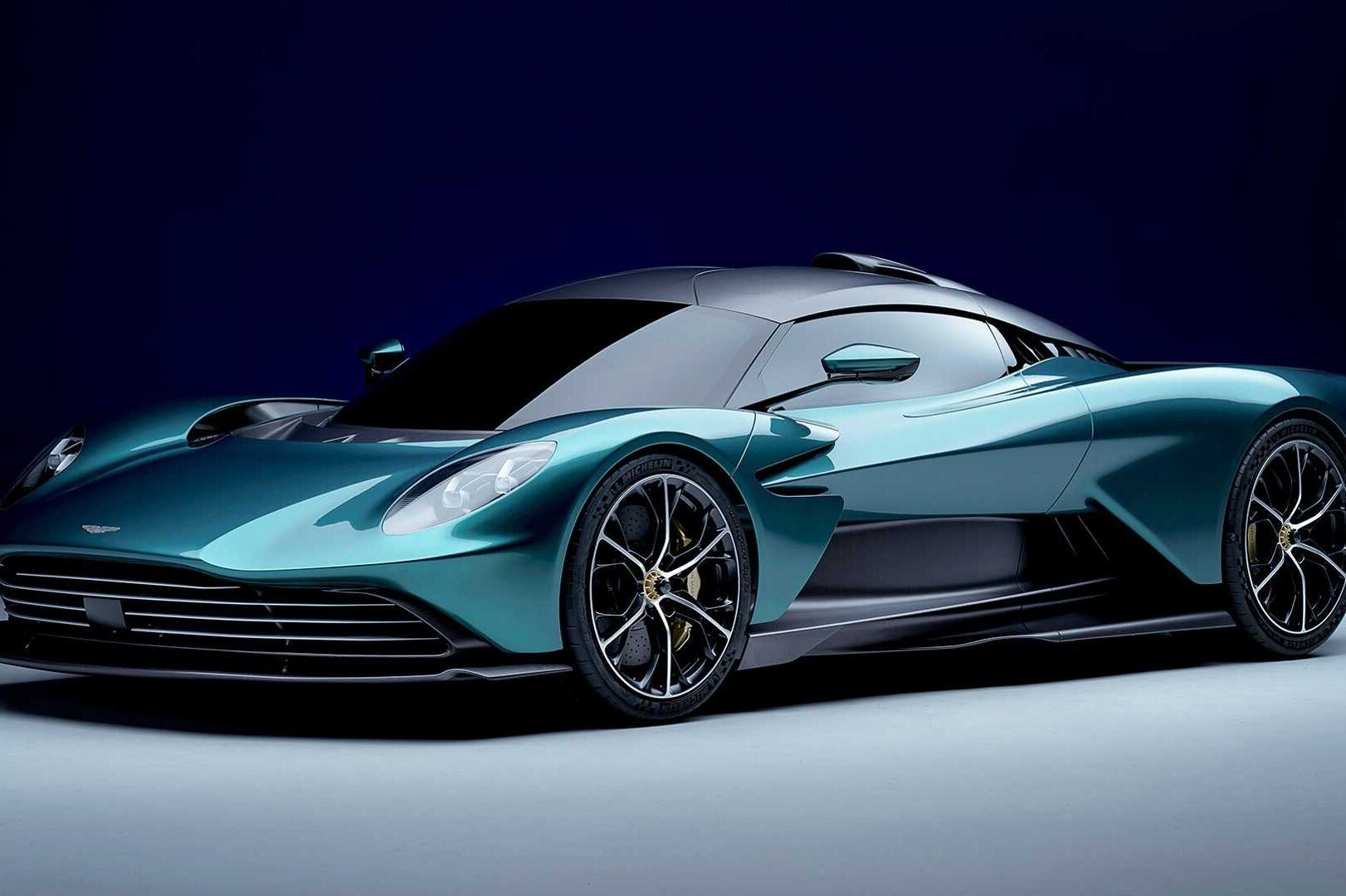 Aston Martin Valhalla: знакомьтесь с новым гибридом для Джеймса Бонда