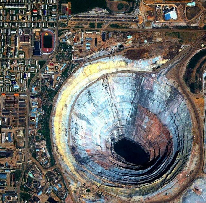 Заброшенный алмазный рудник «Мир» в Восточной Сибири, глубина карьера 525 метров, диаметр - 1,2 километра