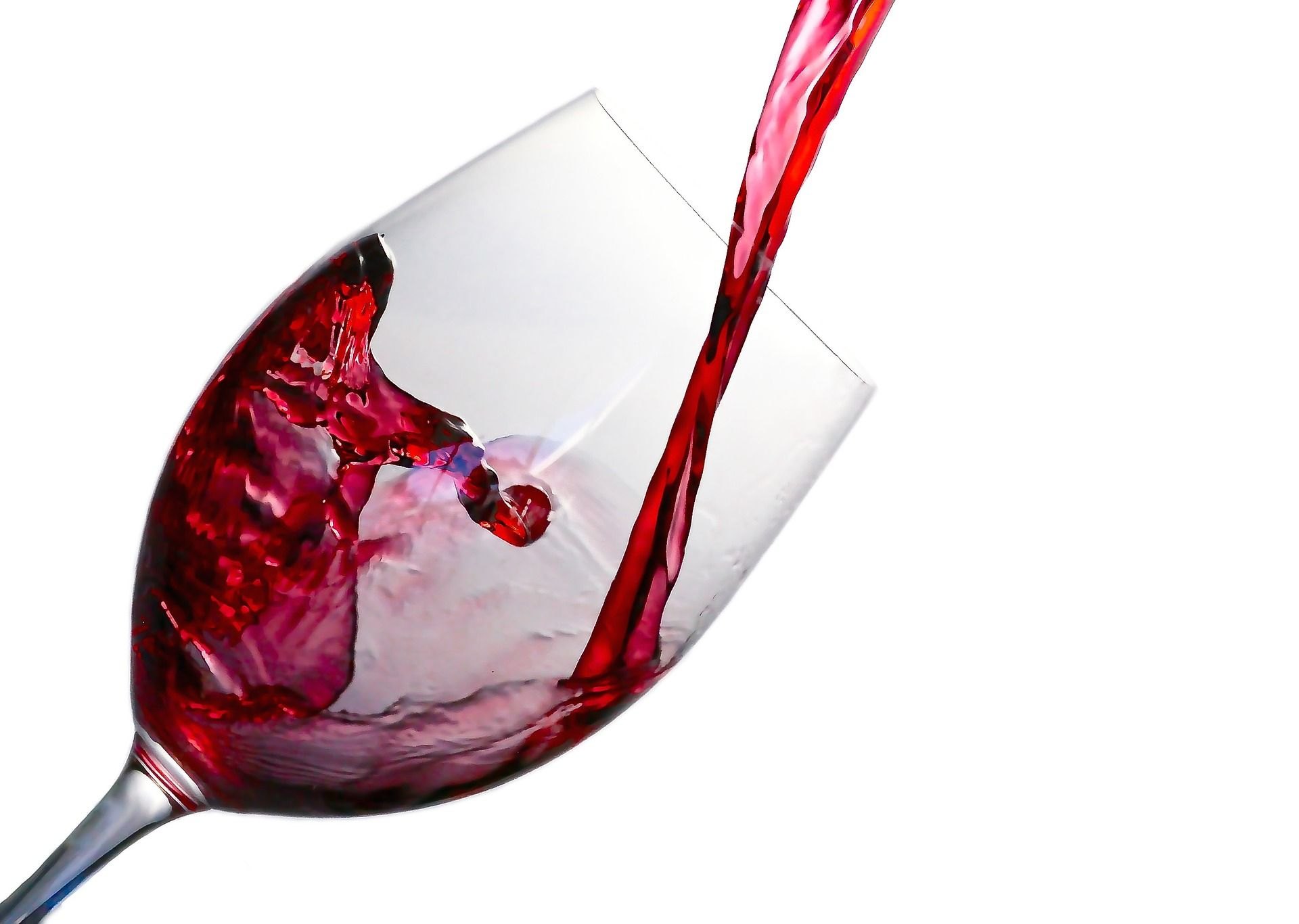 Чем может быть опасно красное вино: напиток, который подойдет не всем
