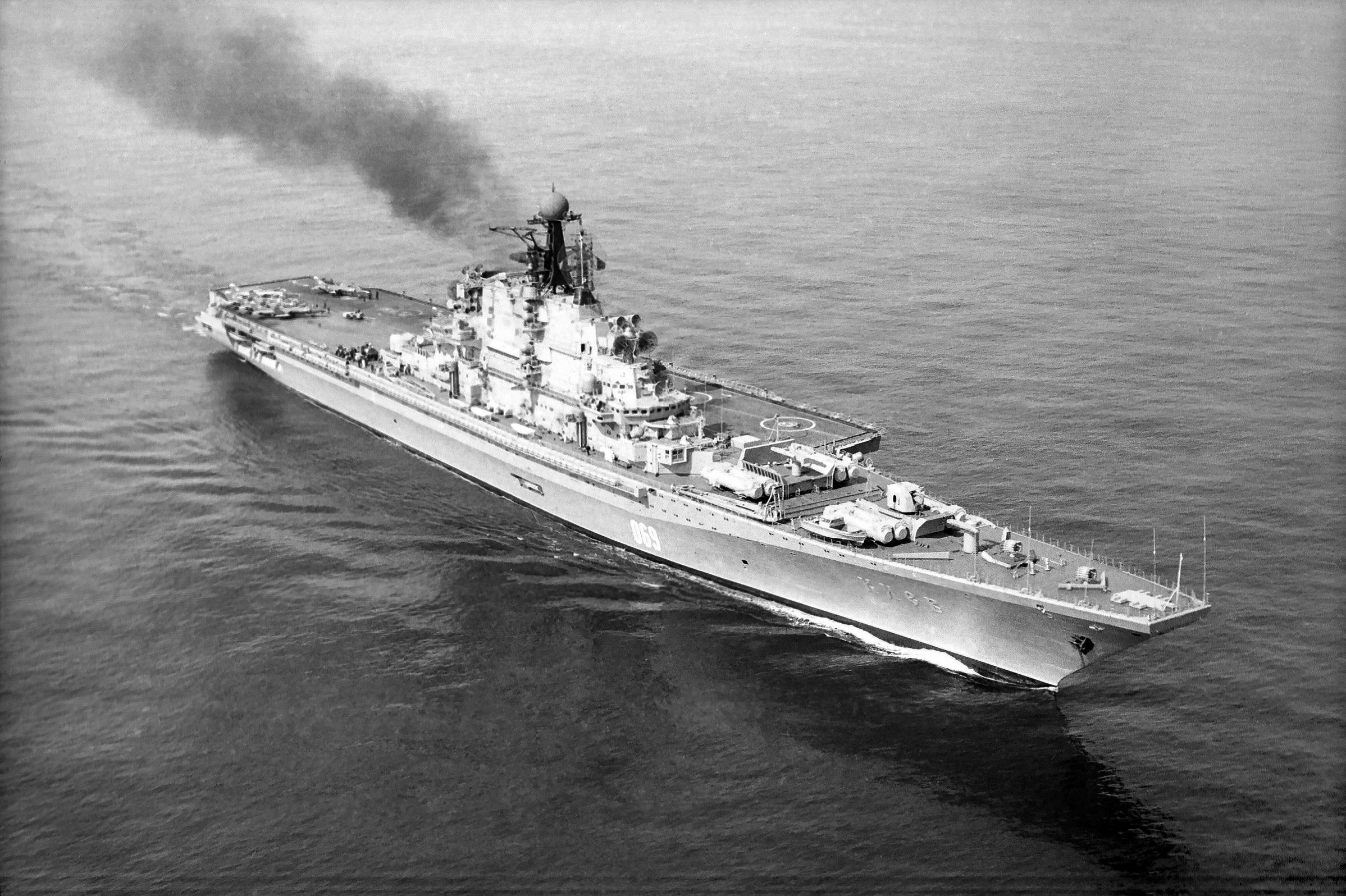 Военные корабли с непростой судьбой: что случилось с советскими авианосцами, которые держали в страхе весь мир