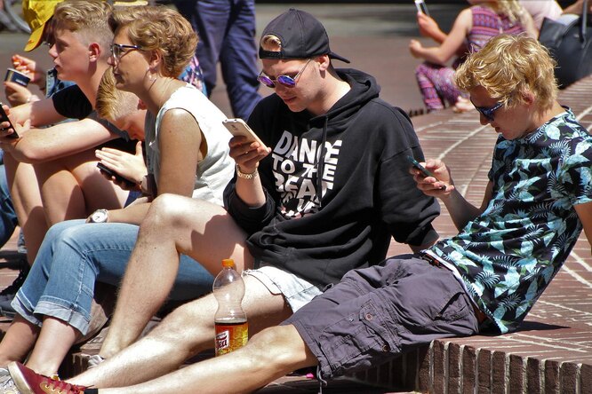 Почему современным детям так важно находиться в сети: мнение экспертов