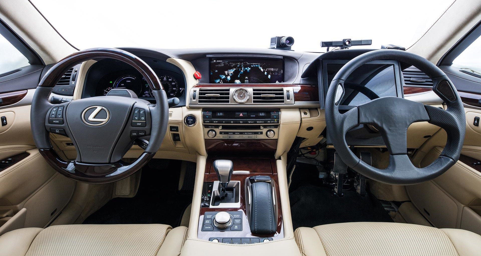 Toyota с двумя рулями: и как прикажете на этом ездить