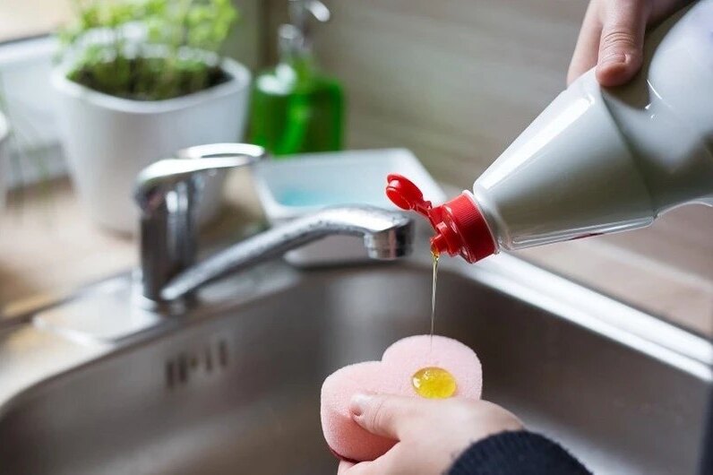 Хозяйки не догадывались: 6 способов применения банальной жидкости для мытья посуды