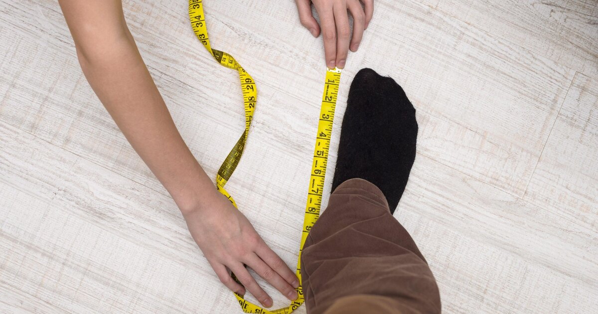 Feet compare. Измерение размера стопы. Измерение длины ног. Измерить размер ноги. Мерить ногу