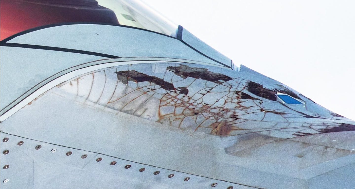 Как стареют истребители: на фото облезающего F-22 Raptor страшно смотреть