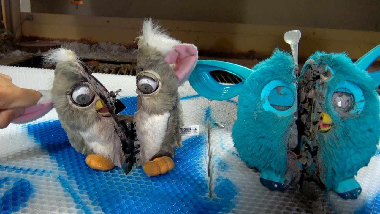 Душераздирающий эксперимент: Furby под гидроабразивным резцом. Что скрывается внутри популярной детской игрушки