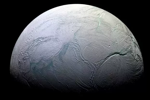 На одной из лун Сатурна сугробы достигают 700 метров в глубину