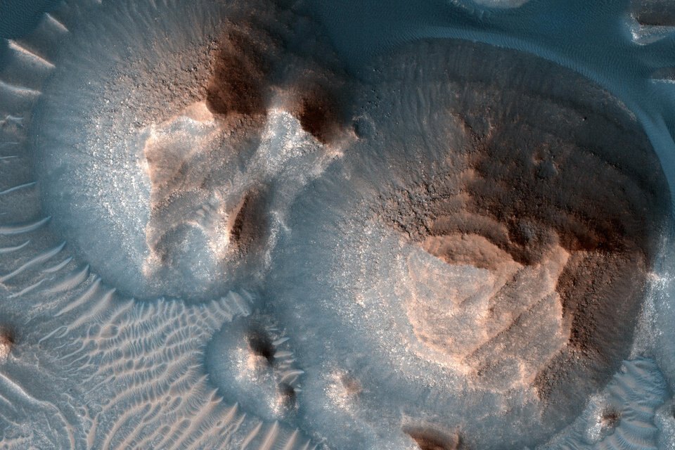 Пепел и лава красной планеты: в далеком прошлом на Марсе извергались тысячи вулканов