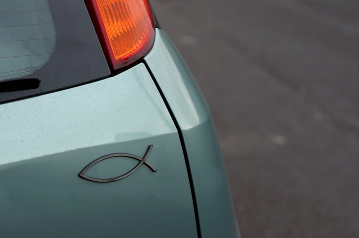 Автозагадка: что означает символ рыбы на кузове автомобиля