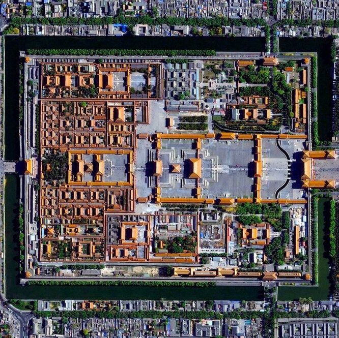 Запретный город в Пекине (КНР), построенный в XIV веке, имеет 9999 комнат в дворцовом комплексе и ров шириной 52 метра