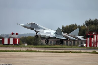 Воздушно-космические силы РФ получили два истребителя Су-57. Главные новости технологий сегодня