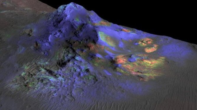 На Марсе есть импактит, в котором могла сохраниться жизнь. Импактит – горная порода, созданная в результате мощнейшего удара метеорита. На Земле самые крупные его залежи располагаются в Неваде и Тасмании. В прошлом году НАСА обнаружила новые месторождения на Марсе. Учитывая то, что в импактите из Аргентины сохранилась органика, возможно, в марсианских породах мы найдём нечто похожее.