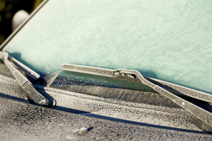 Лайфхаки для автовладельцев: как оперативно убрать лед с лобового стекла автомобиля