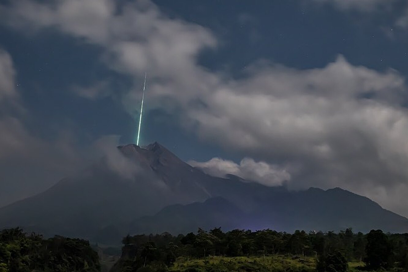 Таинственный зеленый луч над жерлом вулкана: аномалия или редкое явление?