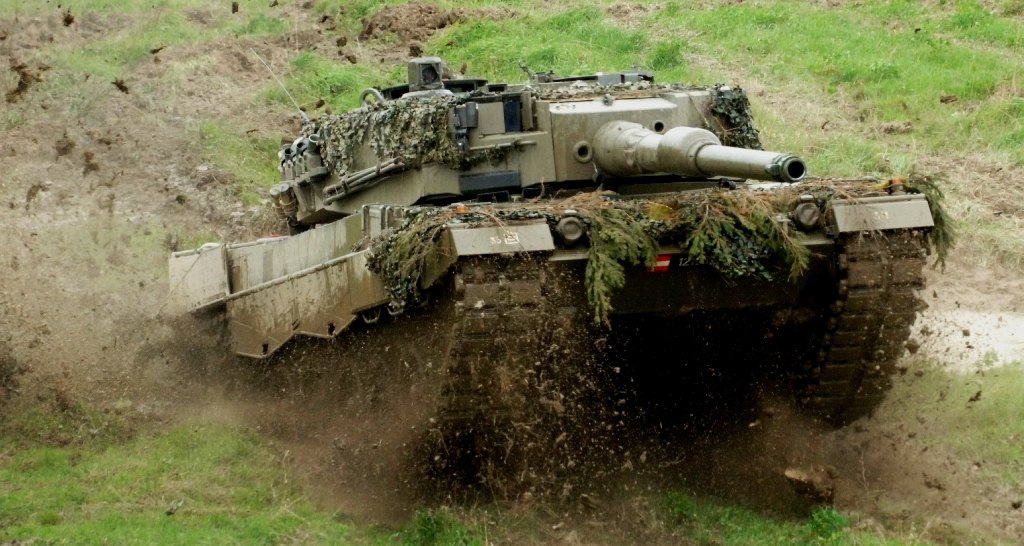 Танк Leopard 2 способен перепрыгнуть траншею: испытания стального акробата