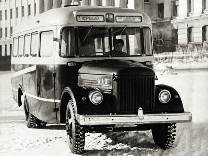1958 год, первый экземпляр КАвЗ-651 Курганского завода. На капоте ещё не штамповка, а просто надпись краской, причём не КАвЗ, а КАЗ.