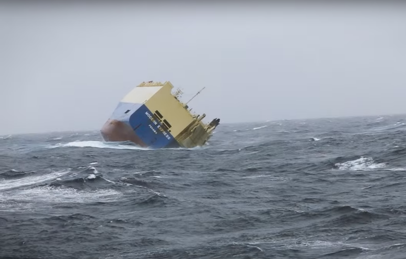 Миссия выполнима: как спасатели из SMIT Salvage смогли привести в порт судно с жутким креном