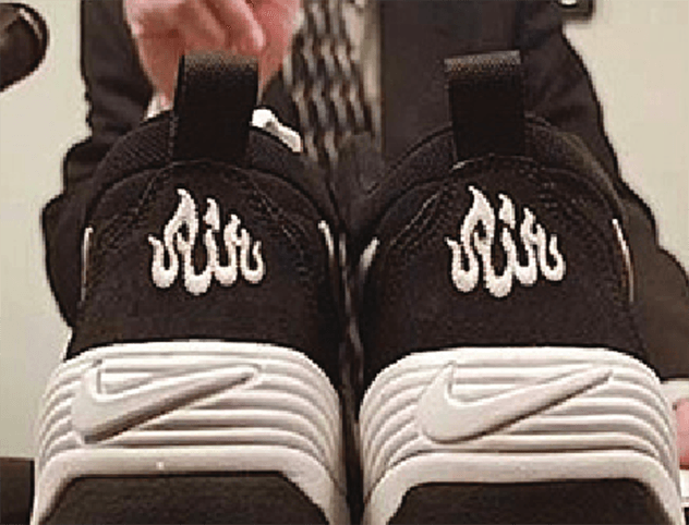 В 1997 году Nike выпустила в свет новую серию кроссовок – Air Max. Их логотип изображал пламя, но кому-то показалось, что он напоминает слово «Аллах», записанное арабской вязью. Среди верующих мусульман поднялся шум – имя Всевышнего не должно находиться на обуви! В Nike решили, что безопаснее отозвать партию – впервые в истории компании – и сменить лого на менее провокационное.