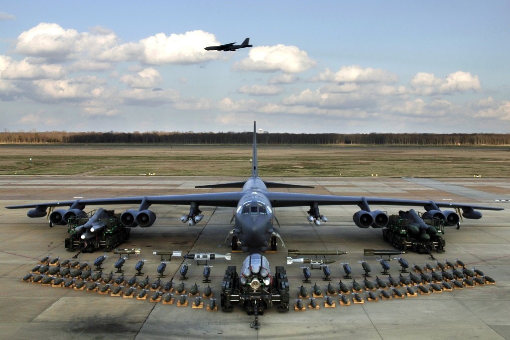 Где американский бомбардировщик B-52 прячет 35 тонн оружия: перевозчик термоядерных бомб