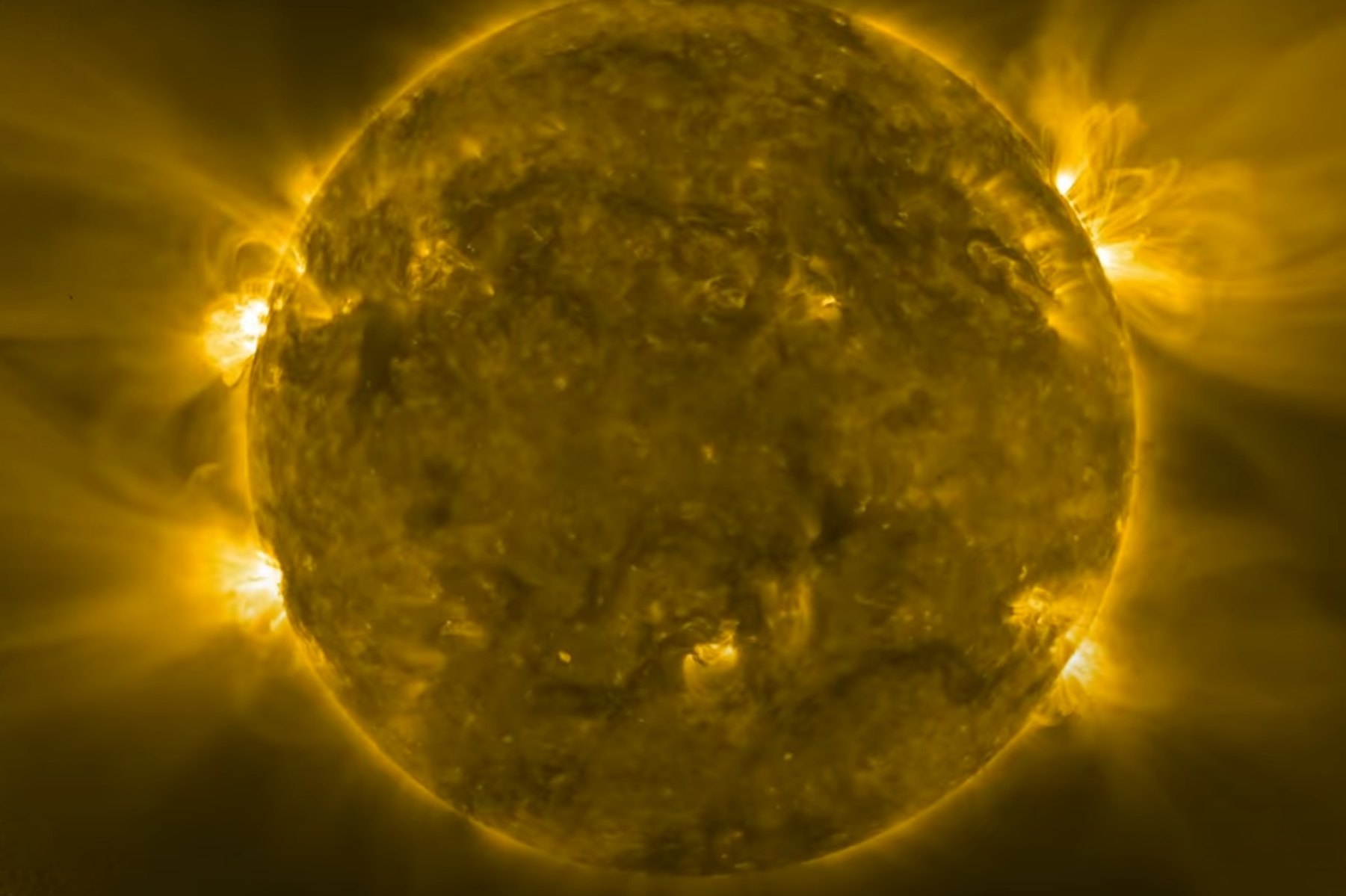 Solar Orbiter прислал на Землю феноменальные кадры, снятые в непосредственной близости от Солнца
