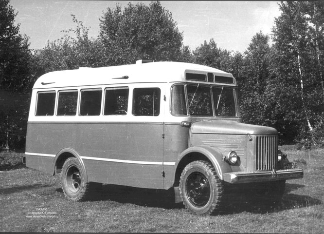 1952 год, ПАЗ-651. Эта версия ничем, кроме маркировки «Павловский автобусный завод», от ГЗА не отличается – она сделана по переданной документации.