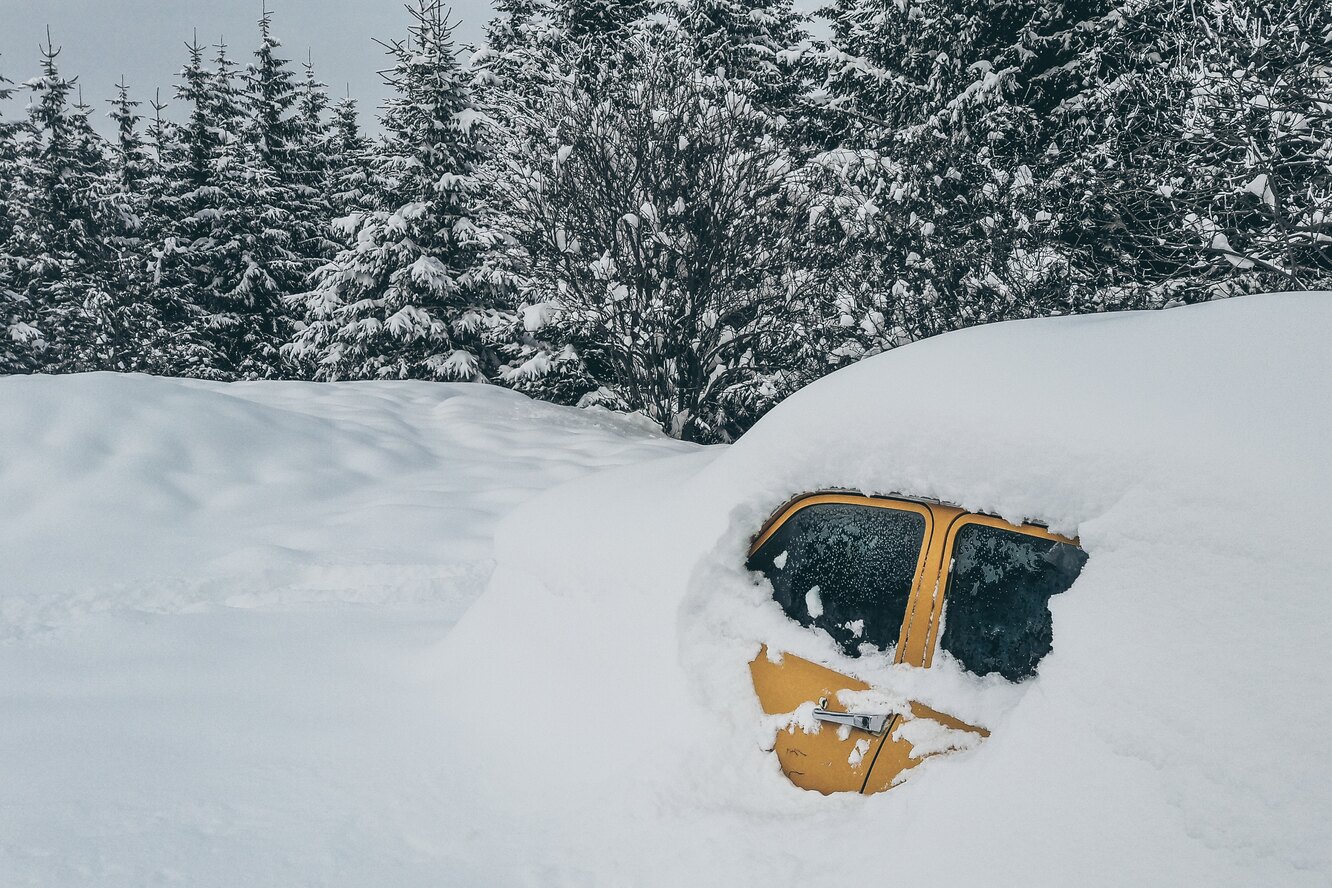 Что делать, если автомобиль оказался в снежной ловушке: откапываем сугроб