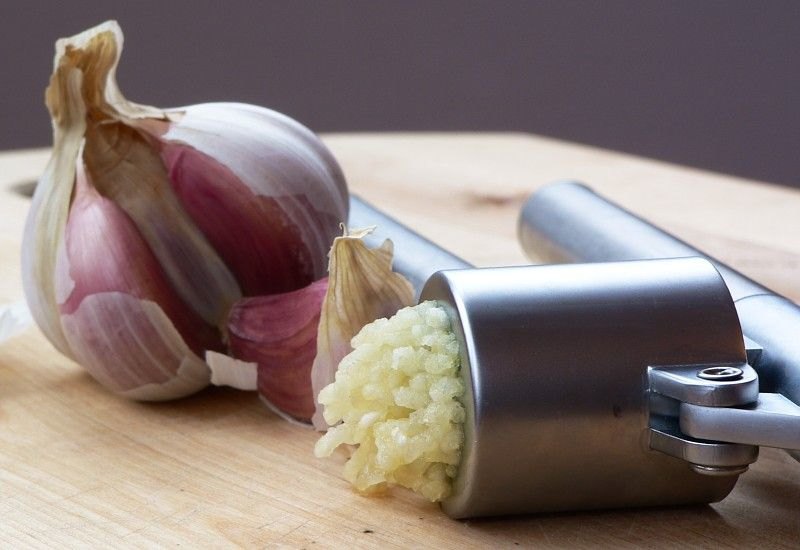 Продукты, которые помогут замаскировать запах чеснока изо рта