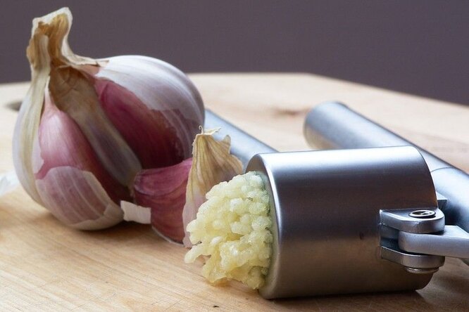Продукты, которые помогут замаскировать запах чеснока изо рта Продукты, которые помогут замаскировать запах чеснока изо рта