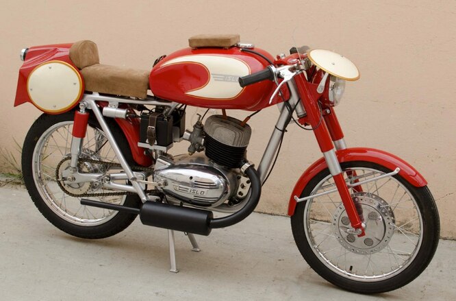 В принципе, мотоциклы в Мексике строились и до Italika. Достаточно крупной фирмой была существовавшая в 1950-х – 70-х годах Islo (по имени и фамилии основателя – Исидоро Лопеса). На снимке – Islo 175cc Grand Sport 1957 года, крайне редкая модель – построено таких мотоциклов было всего три экземпляра. Бренд, уже давно сменивший несколько хозяев, существует до сих пор, но производство мотоциклов под ним приостановлено.