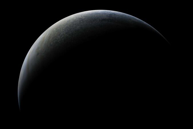 Завораживающие кадры: посмотрите на уникальные снимки Юпитера и его спутника