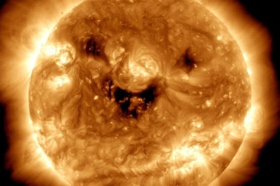 NASA опубликовало снимок улыбающегося Солнца