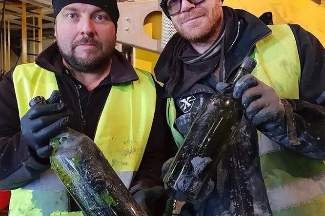 Как водолазы подняли со дна моря 100-летние бутыли с алкоголем