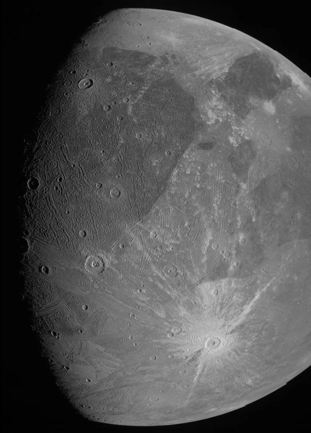  Зонд «Juno» сделал первые снимки Ганимеда крупным планом за более чем 20 лет 