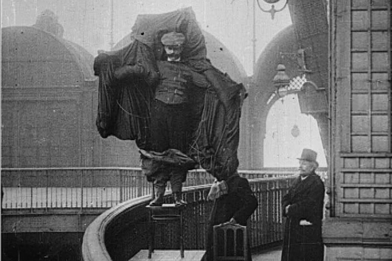 Мечты о полете: как проходили испытания плаща-парашюта