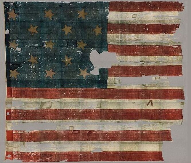 Американский флаг, развевавшийся над фортом МакГенри при битве за Балтимор в сентябре 1815 года считается одним из ценнейших артефактов США. Но при хранении он изрядно пострадал, будучи частично разрезанным на куски для всех желающих. Лишь в 1912 году его передали Смитсоновскому институту, где флаг смогли восстановить.