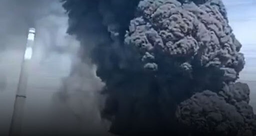 Мощнейший пожар после взрыва кремнеземневого реактора в Китае показали на видео