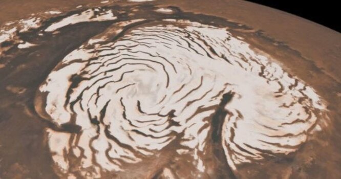 Белая планета. Любопытно, что когда-то на Марсе белый цвет превалировал над красным. А именно – во времена жесточайшего ледникового периода, хуже любого, что пережила Земля. С помощью радара, способного «просвечивать» грунт, астрономы изучили марсианские полюса и выяснили, что ледниковый период там был около 370 тысяч лет назад. Ещё через 150 тысяч, кстати, ожидается новый.