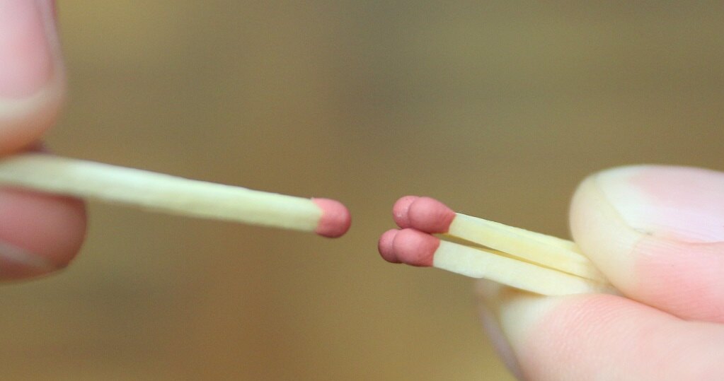 Если нет коробка под рукой: как зажечь одну спичку об другую
