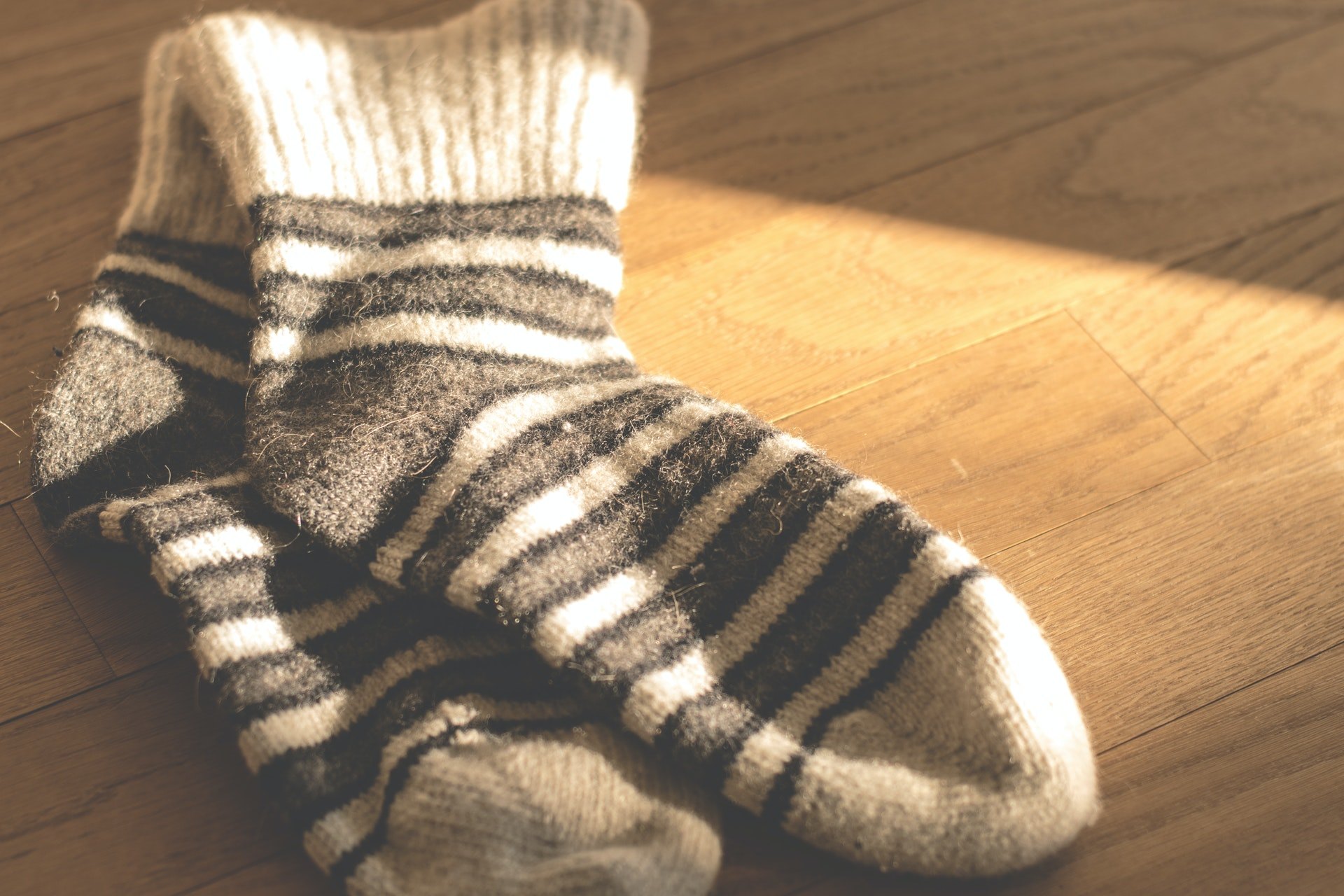 Не спешите выбрасывать: 10 лайфхаков о том, как можно с пользой использовать старые носки