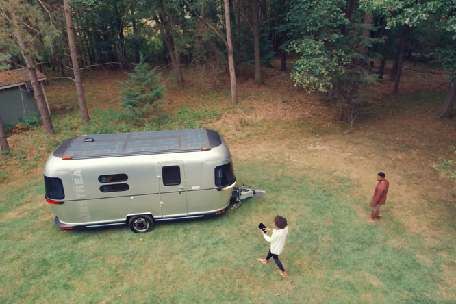 Посмотрите на футуристичные электрические автодома от Airstream: будущее путешествий Посмотрите на футуристичные электрические автодома от Airstream: будущее путешествий