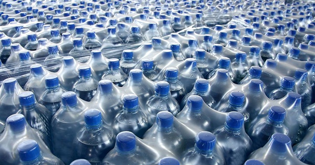 Чем вредна вода в пластиковых бутылках и стоит ли переходить на фильтрованную?