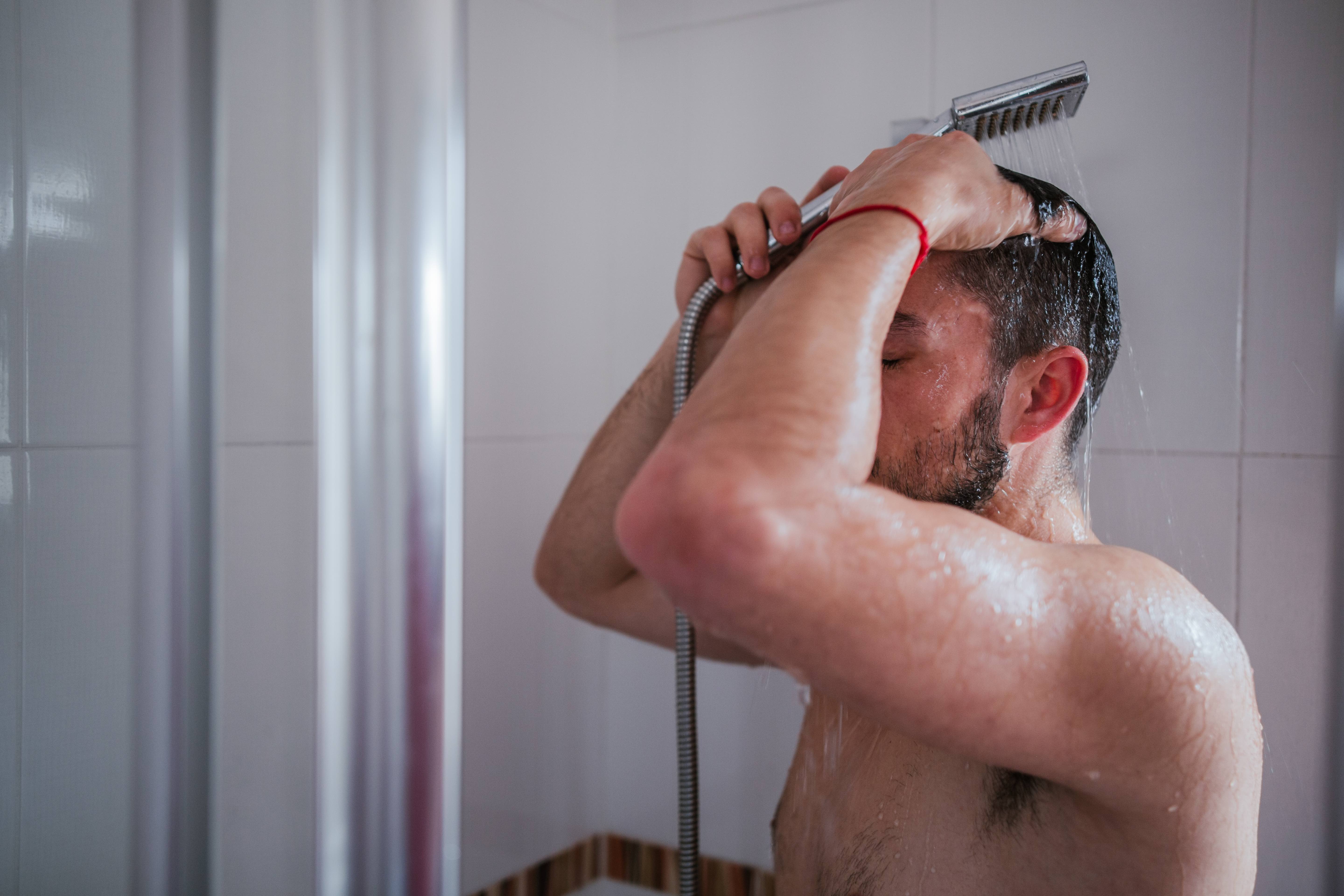 Редкая аномалия: как живут люди с аллергией на воду