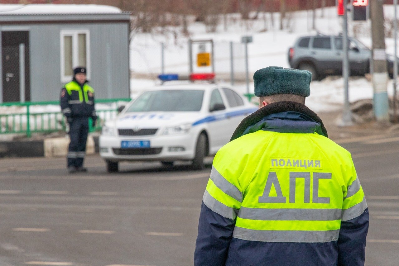 Сложный вопрос из курса ПДД: перед вами автомобиль ДПС, но должны ли вы уступить ему дорогу Проверьте себя!