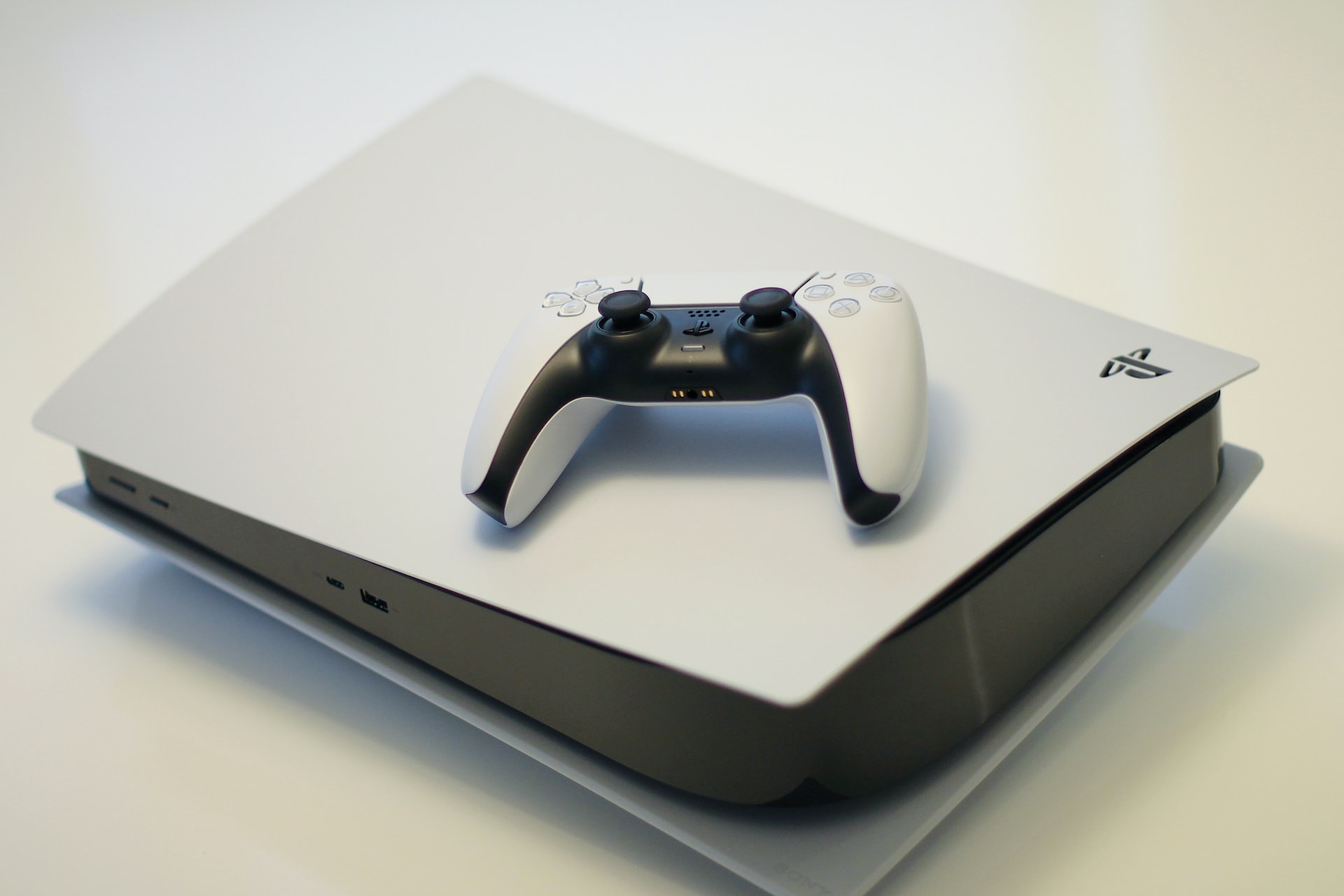 Этот парень взломал PlayStation 5 и запустил на ней старую игру, но... что-то пошло не так