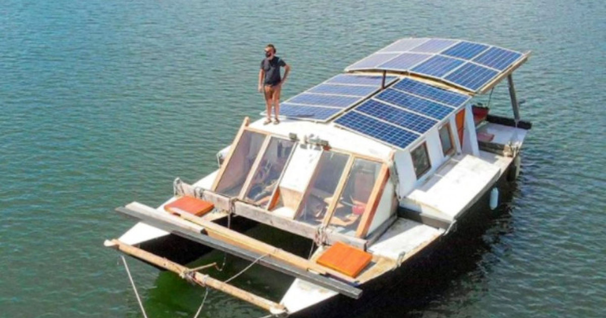Как бороться за экологию: блогер-путешественник превратил парусник 70-х годов в плавучий дом на солнечной энергии
