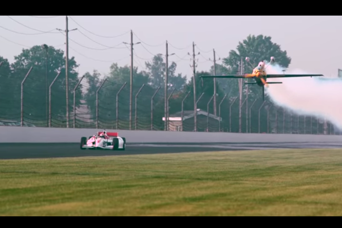 Может ли перевернутый самолет обогнать гоночный болид?